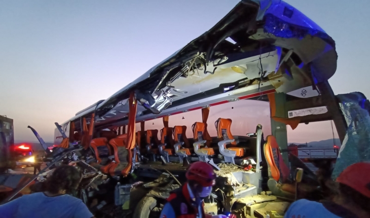 Yolcu otobüsü tıra çarptı: 6 ölü, 37 yaralı