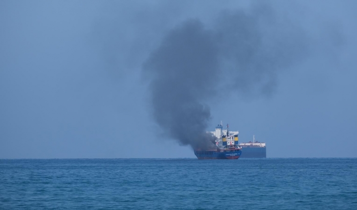 İskenderun Körfezi’nde konteyner yüklü gemide yangın çıktı