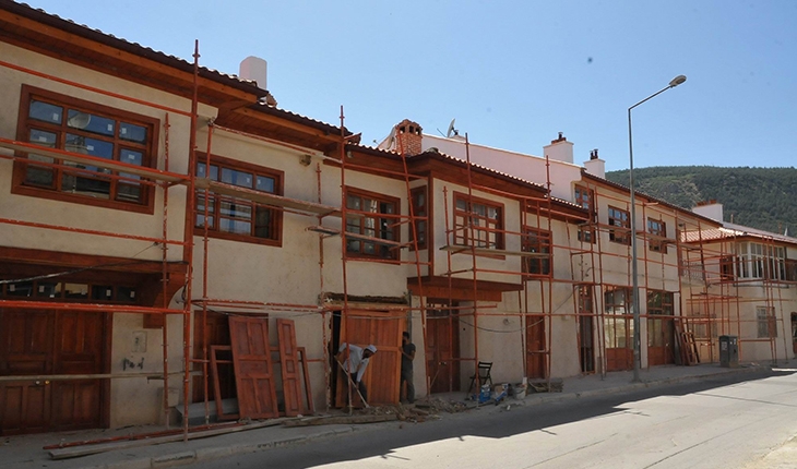 Akşehir İmaret Sokak’taki evler can buluyor