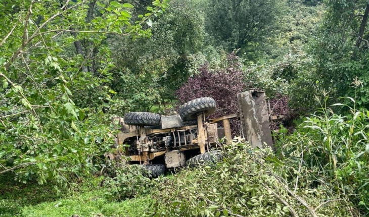 Heyelana müdahale eden kepçe devrildi: 2 yaralı