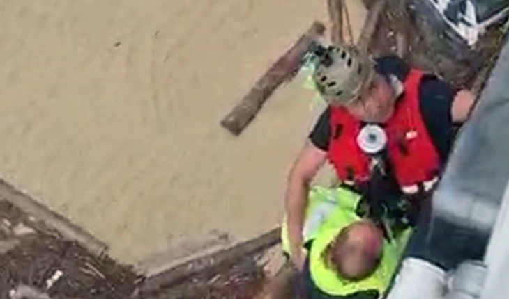 Sel baskınında mahsur kalan 19 kişi helikopterle kurtarıldı
