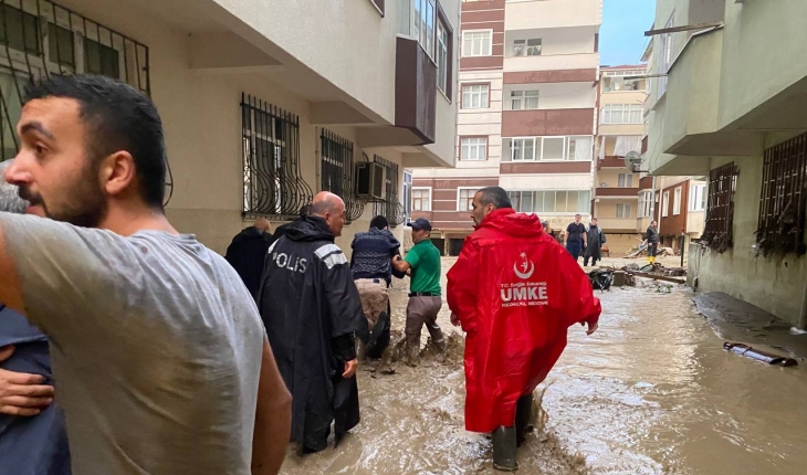 Bakan Soylu, sel felaketinin yaşandığı Bozkurt ilçesinde kurtarma çalışmalarına katıldı