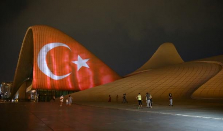 Türk bayrağı Bakü’deki Haydar Aliyev Merkezi’nde yansıtıldı