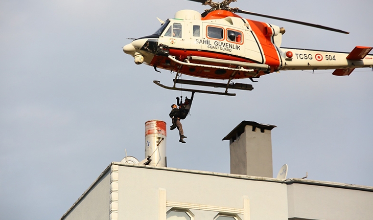 Binalarında mahsur kalan selzedeler helikopterlerle kurtarılıyor