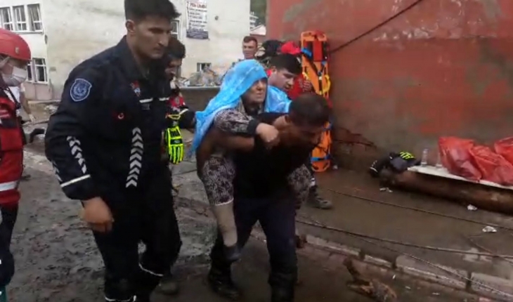 Selde mahsur kalanları sağlık ekipleri sırtında taşıdı