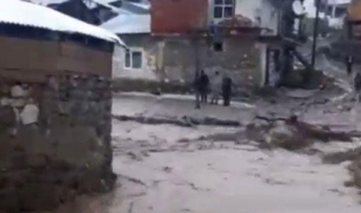 Kars sele teslim oldu: Araçlar sürüklendi, evleri su bastı
