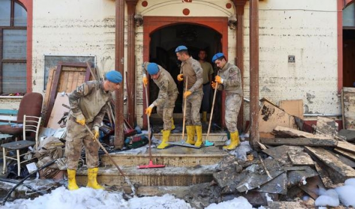 Komandolar selden etkilenen camiyi temizledi