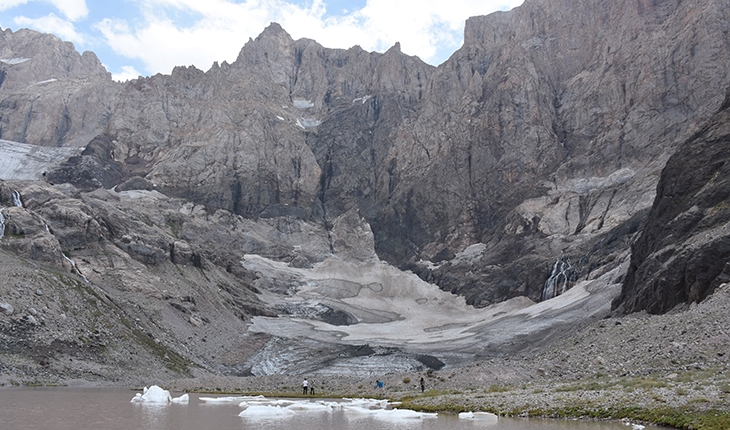 Cilo Dağları'ndaki buzullar, küresel ısınma nedeniyle eriyor
