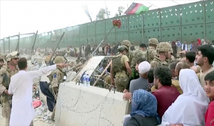Binlerce Afgan barikatların ardında 'umut yolculuğuna' çıkmayı bekliyor