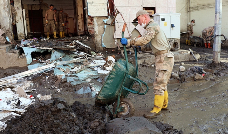 Sel bölgesindeki Türk askerinden 'bayrak' sevgisi