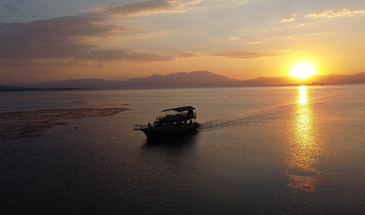 Beyşehir Gölü’nde tur teknelerinin gün batımı gezileri ilgi çekiyor