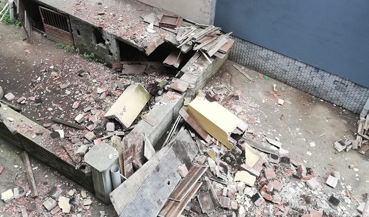 Şiddetli rüzgar bir apartmanın bacasın yıktı