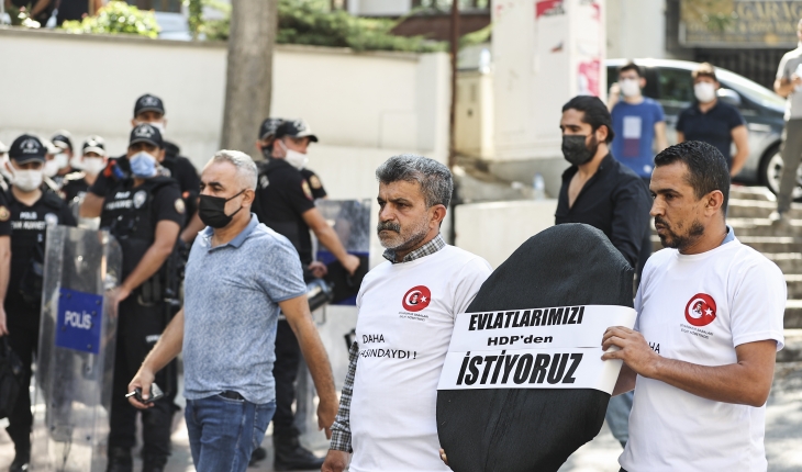 Evlat nöbeti tutan babalar, HDP Genel Merkezi’ne siyah çelenk bıraktı