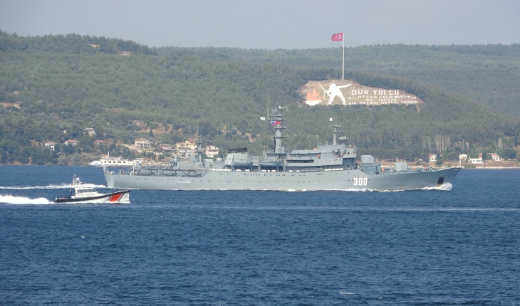 Rus donanmasına ait eğitim gemisi Çanakkale Boğazı’ndan geçti