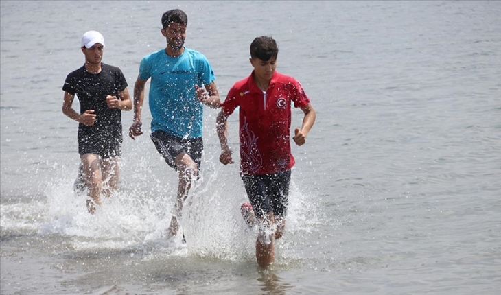 Van Gölü kıyısında antrenman yaparak 1 ayda 3 şampiyonluk kazandı