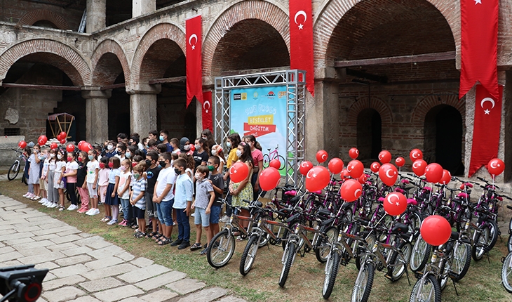 Konya Büyükşehir Belediyesinden Kuzey Makedonyalı çocuklara bisiklet hediyesi