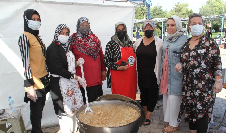 Beyşehir’de el emeği pazarında hanımlardan aşure etkinliği