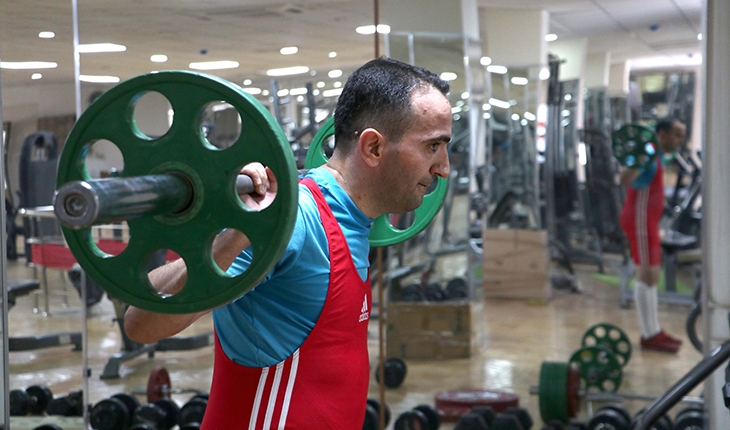 12 yıl sonra yeniden başladığı halterde 41 yaşında Türkiye şampiyonu oldu