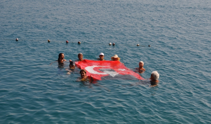 Finike’de kadınlar, denizde Türk bayrağı açtı