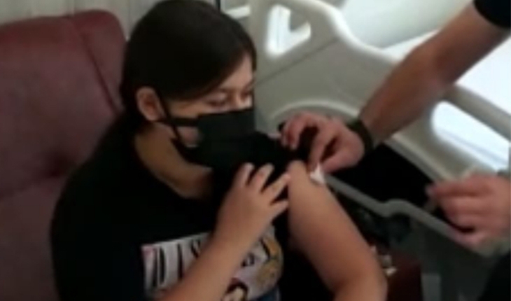 12 yaşındaki Sevdenur Göktan koronavirüs aşısı oldu