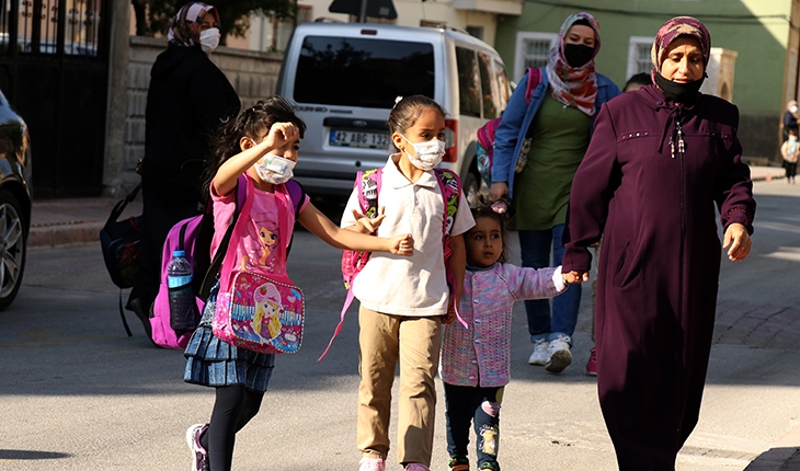İlk ders zili çaldı: Konya'da okullarda ilk gün heyecanı