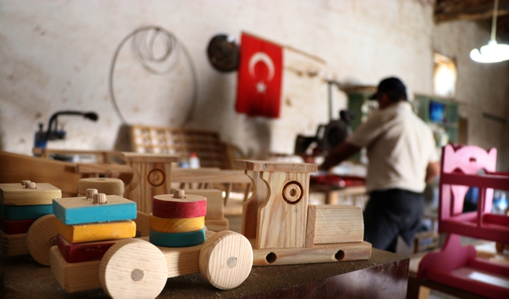 Hobisi tutkuya dönüşünce ahşap oyuncak atölyesi kurdu