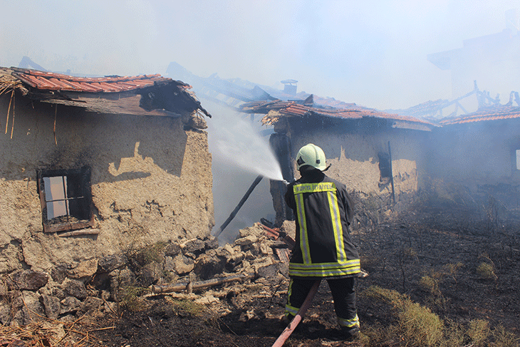 Karapınar’da çıkan yangın çevresindeki evlere yayılmadan söndürüldü