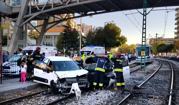 Konya’da çarpışan 2 otomobil tramvay yoluna girdi: 4 yaralı