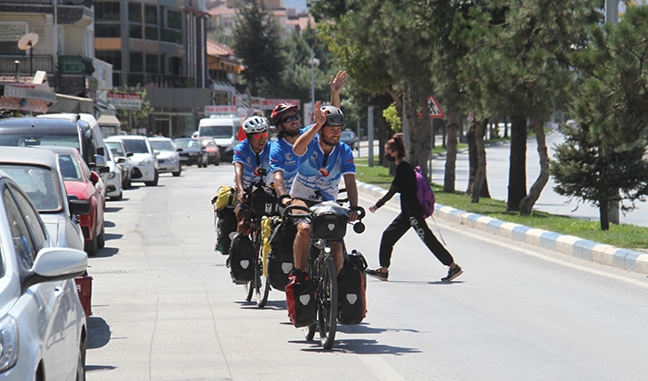 Bisiklet turunda yolları kesişen turistler Konya’da mola verdi
