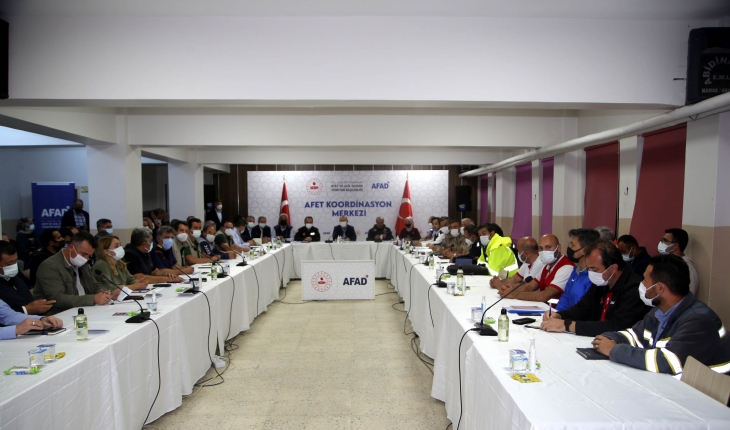 Bakan Soylu, Kastamonu'da Afet Koordinasyon Merkezi'ndeki toplantıya katıldı