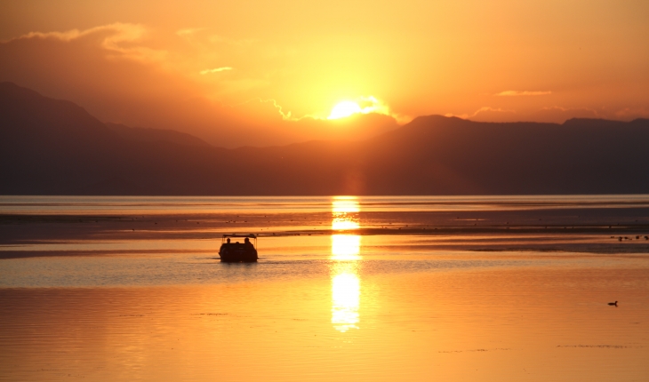 Beyşehir Gölü'ndeki milli parkın gün batımı görenleri büyülüyor
