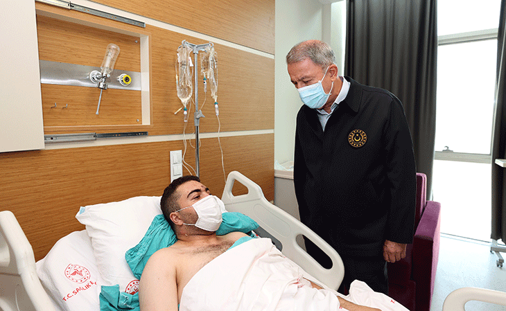 Milli Savunma Bakanı Akar’dan yaralı askerlere ziyaret