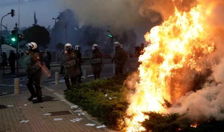 Yunanistan sokakları savaş alanına döndü