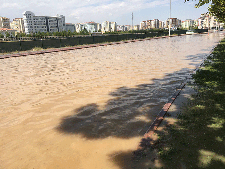 Konya'da ​su borusu patladı, cadde göle döndü