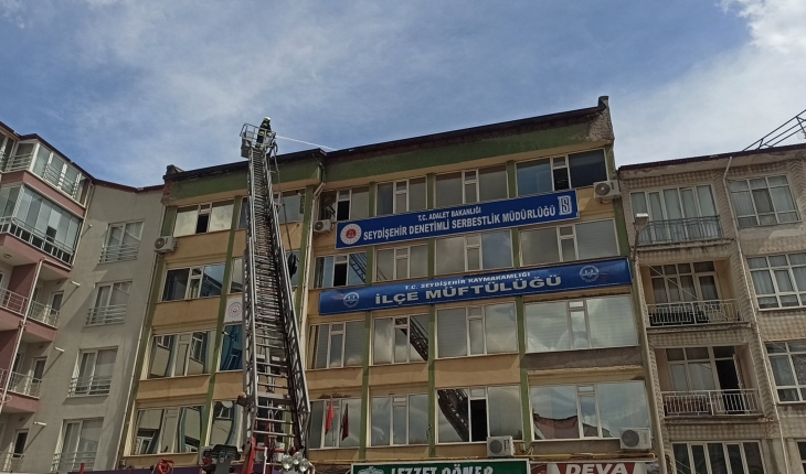 Resmi kurumların bulunduğu binanın çatısında çıkan yangın söndürüldü