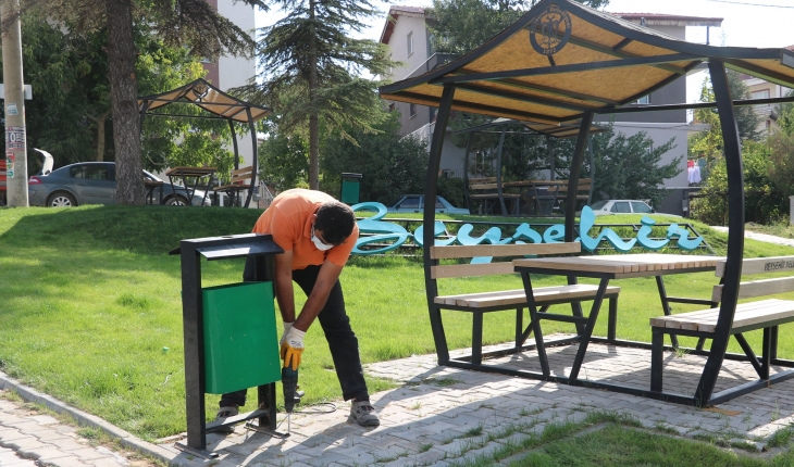 Beyşehir Belediyesi parklardaki çöp kovalarını yeniledi