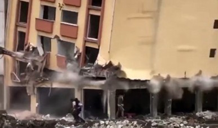 Afet bölgesinde yıkılan binanın altında kalmaktan son arda kurtuldular