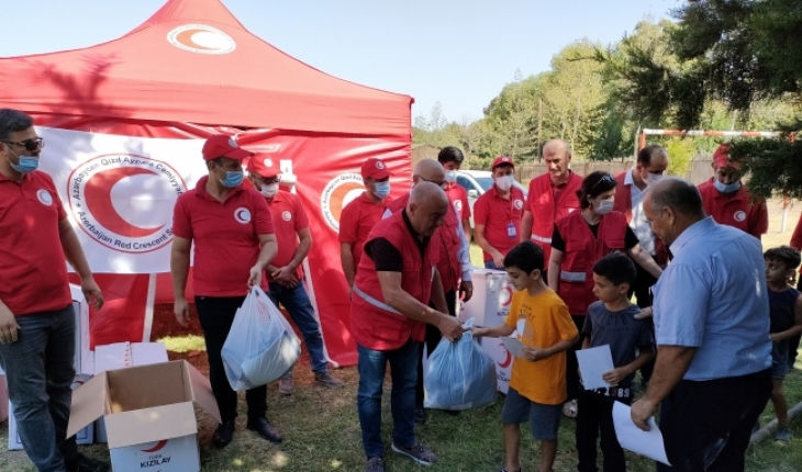 Türk Kızılay'dan Karabağ'daki çocuklara kırtasiye ve giysi yardımı