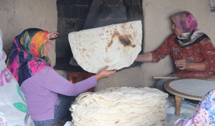 Kadınlar imece usulü ile kışlık ekmek yapıyor