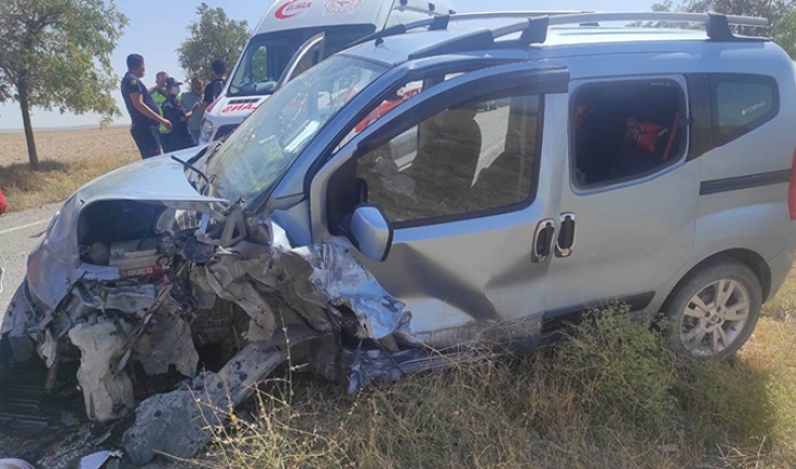 Konya’da otomobil ile hafif ticari araç çarpıştı: 1 ölü 3 yaralı