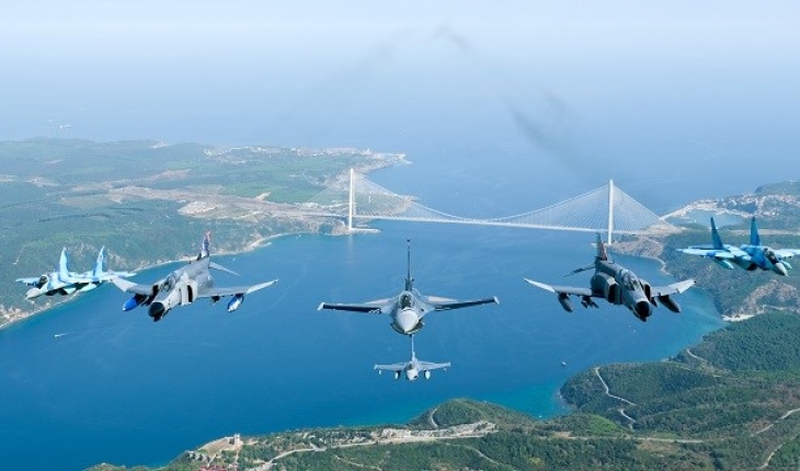 Türkiye ve Azerbaycan uçaklarından Boğaz’da selamlama uçuşu