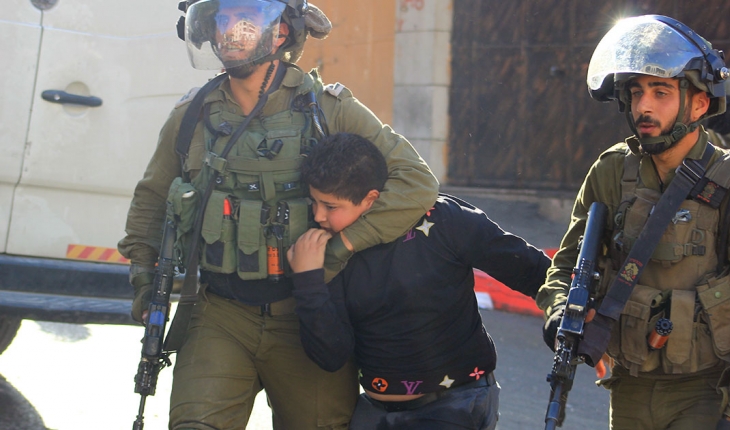 İsrail askerleri on yaşındaki Filistinli bir çocuğu darp ederek gözaltına aldı