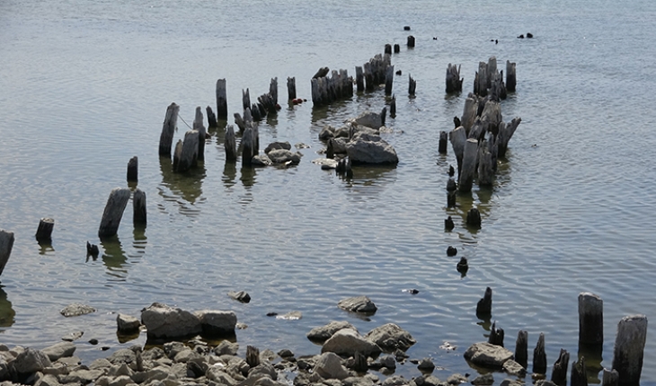 Van Gölü’nde suyun çekilmesi ile yüz yıllık iskele ortaya çıktı