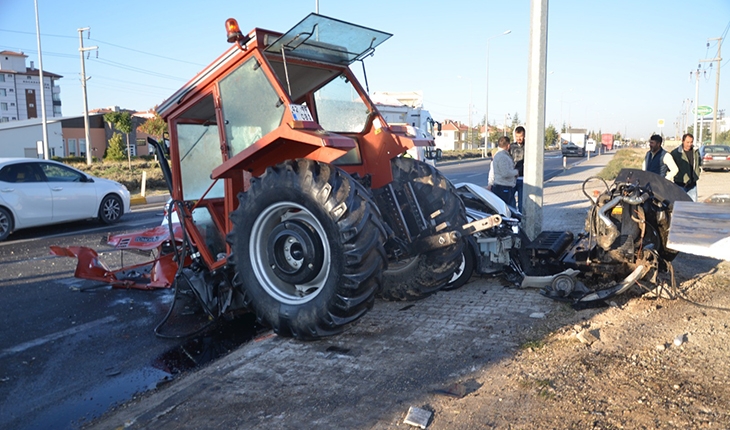 Kavşakta tırın ve otomobilin çarptığı traktör ikiye bölündü: 1 ölü