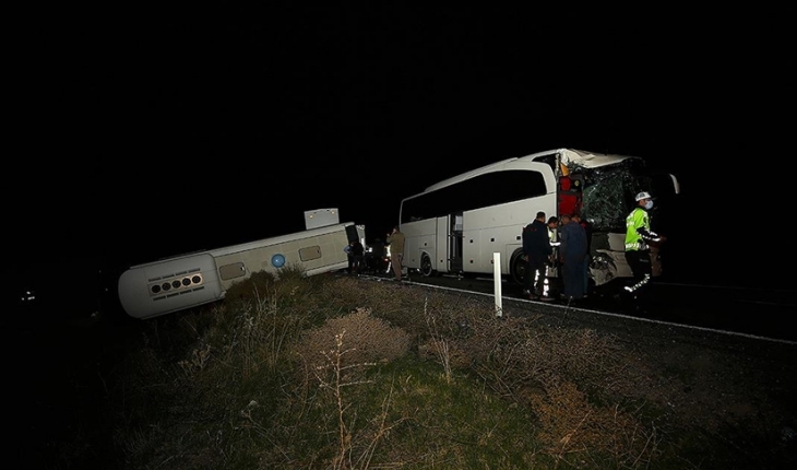 Öğrencileri taşıyan otobüslerin karıştığı kazada 44 kişi yaralandı