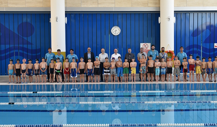 Başkan Pekyatırmacı yüzme eğitimi alan öğrencilerle bir araya geldi