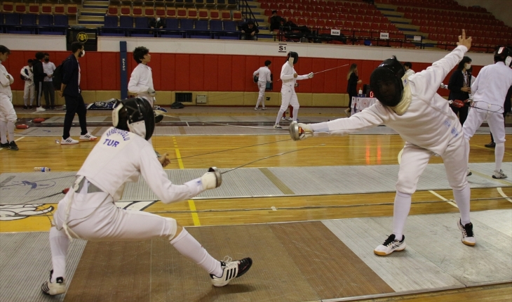 Gençler Epe, Flöre ve Kılıç Açık Turnuvaları Konya’da başladı