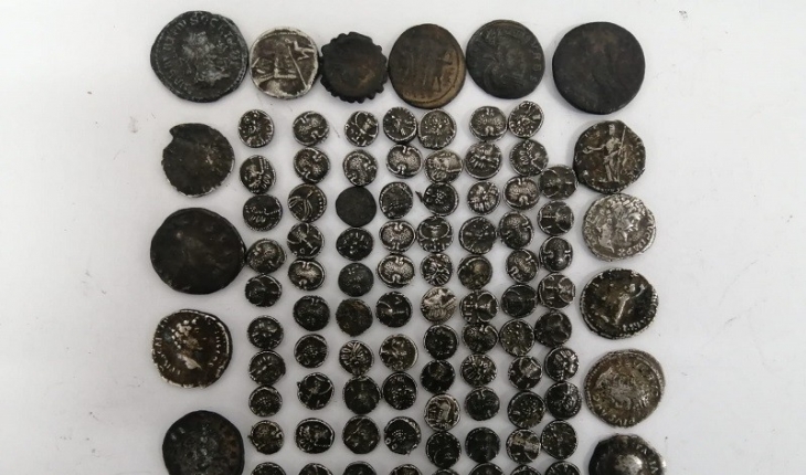 Yolcunun üzerinde Roma dönemine ait 102 sikke ele geçirildi