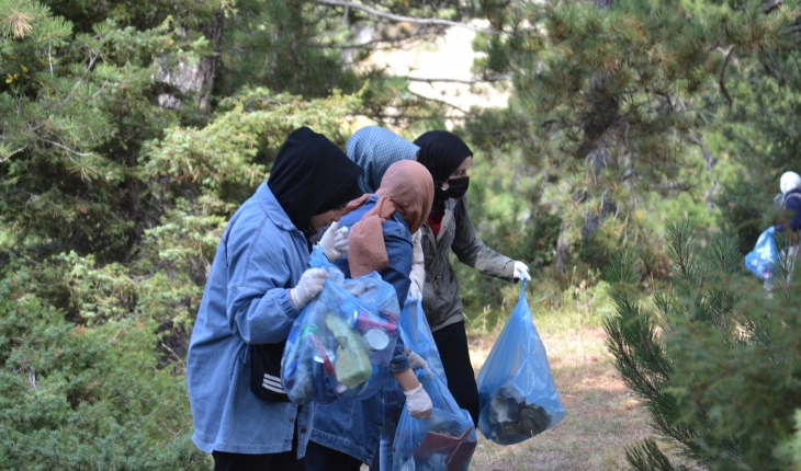 Selçuk Üniversitesi Fen Fakültesi Çekirgeler Tabiat ve Kültür Bilimi Topluluğu ormanda çöp topladı