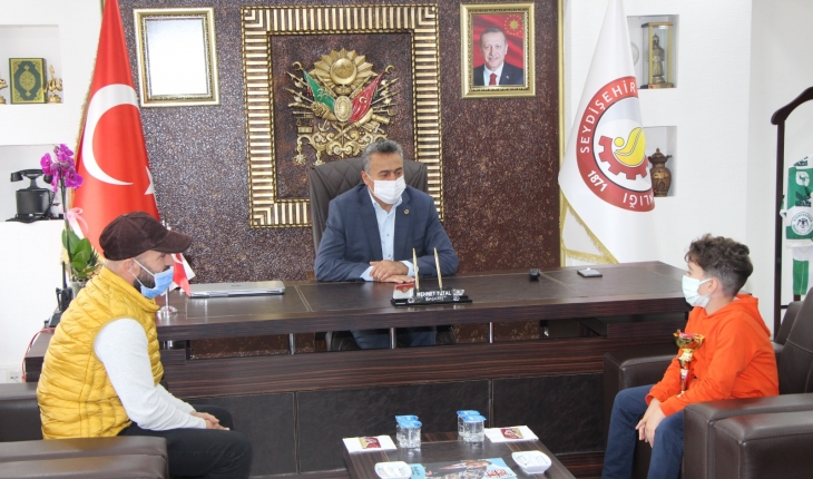 Başkan Tutal, altın madalya kazanan sporcuyu ödüllendirdi